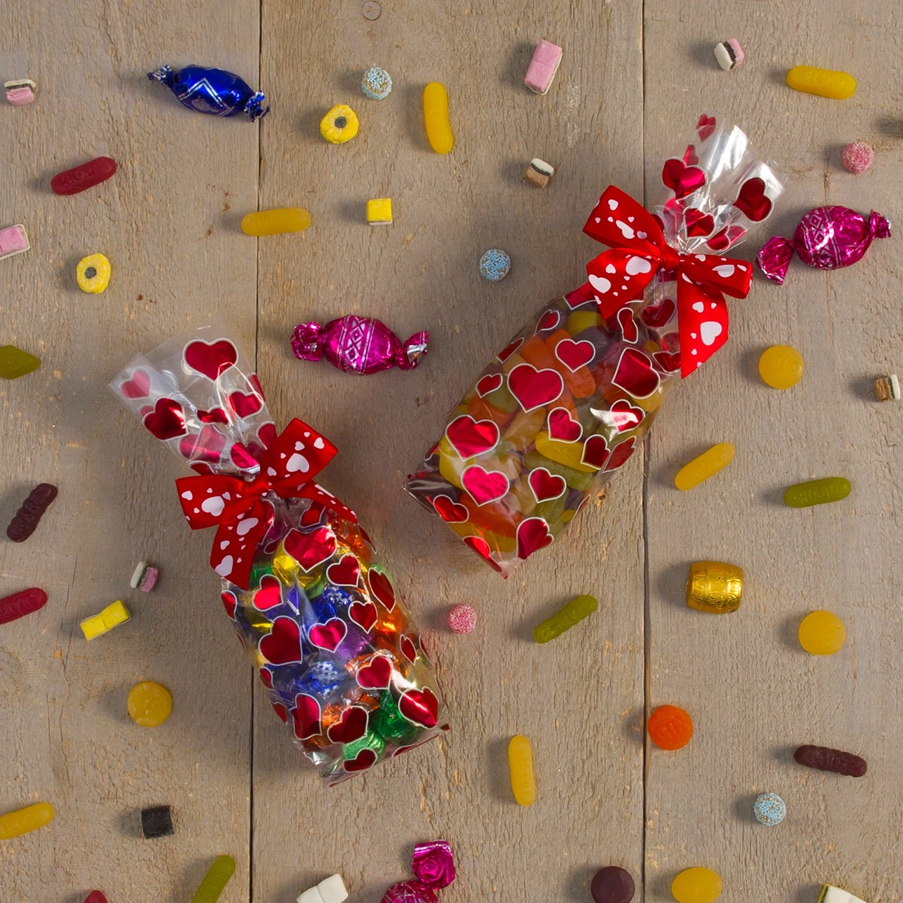 200 Bags - 1 lb. - 2.5 Mil Foil Accented Soft Bottom Cello Bags - Red Hearts